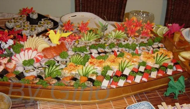 Ornamentação de buffet de sushi