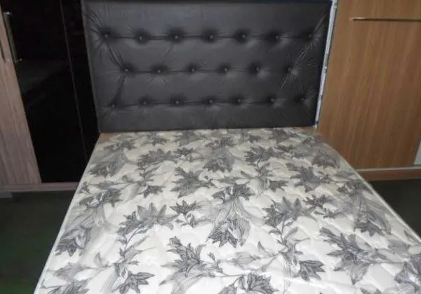 Cama casal box acoplado + painel + 2 travesseiros