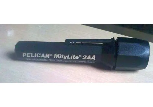 Mini Lanterna Pelican Mylite 2aa a prova d'água