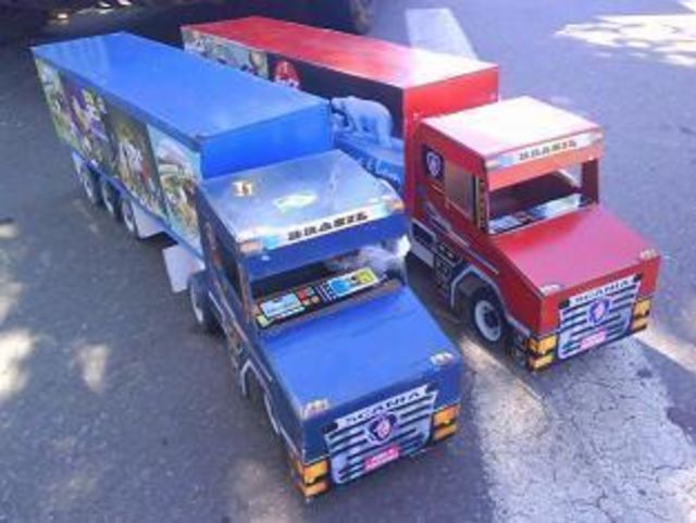 Miniaturas e Brinquedos de Caminhões em Madeira
