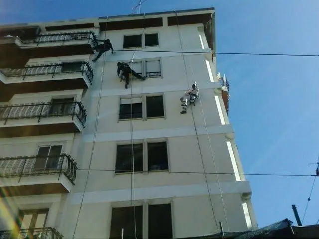 PINTURA DE FACHADAS E LIMPEZA DE VIDROS EM RAPEL