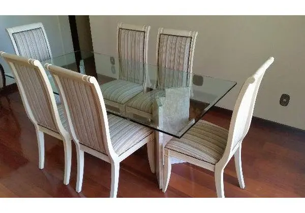 Mesa de vidro e 6 cadeiras