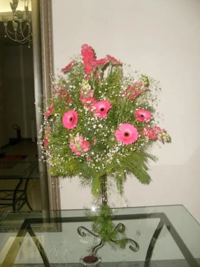 Coroas de flores, cestas de café, arranjo de flores, decoração de festa e eventos