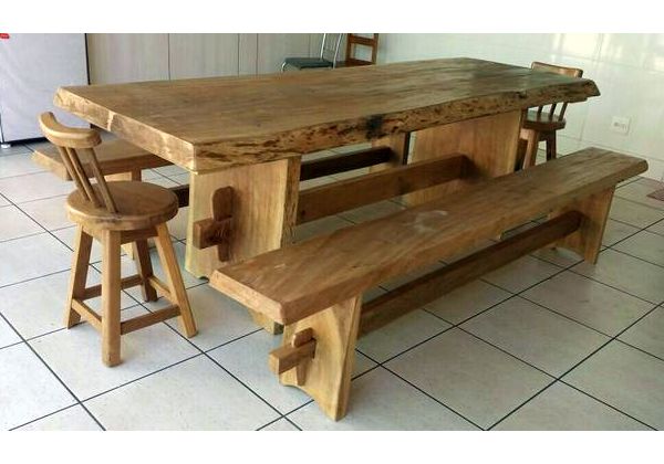 Mesa de madeira maciça rústica com bancos