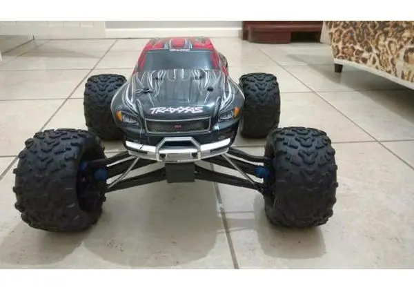 Automodelo traxxas Revo 3.3