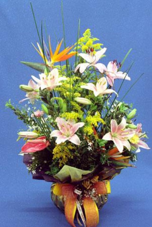 Coroas de flores, cestas de café, arranjo de flores, decoração de festa e eventos