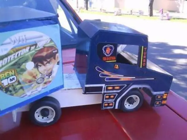 Miniaturas e Brinquedos de Caminhões em Madeira