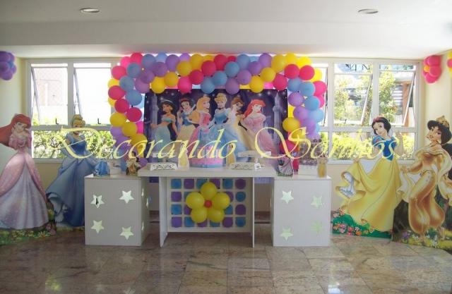 Decoração Festa Infantil Clean Princesas Disney com Cenários Gigantes