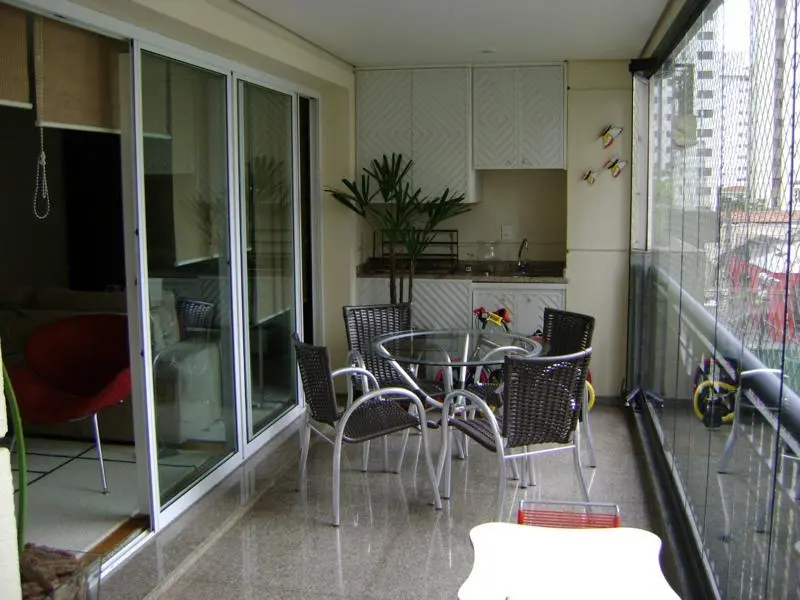 Apartamento com 3 suítes em Moema