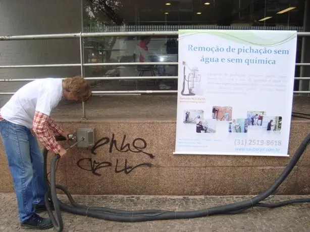 Limpeza e remoção de pichação