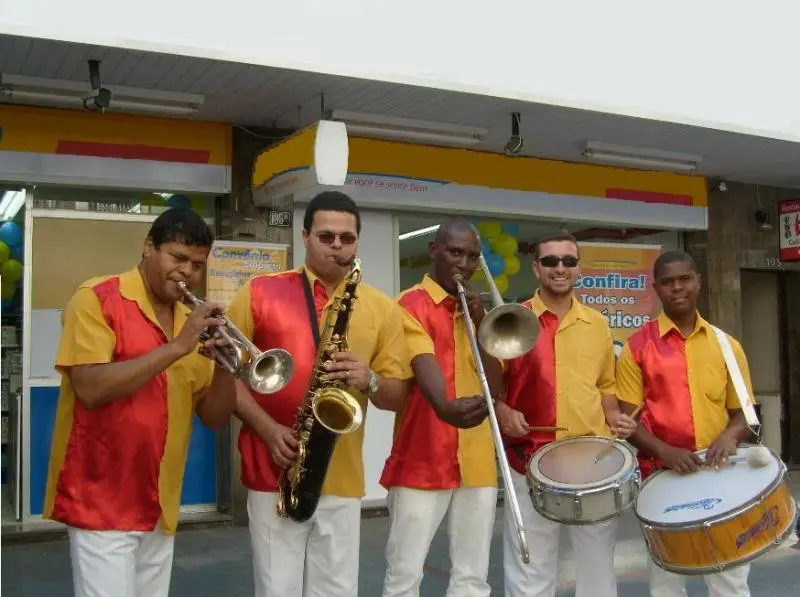 ANIMAÇÃO COM PALHAÇOS, PERNA DE PAU, ANÃO E BANDA DE INAUGURAÇÃO