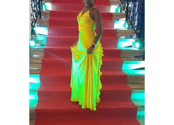 Vendo vestido amarelo veste P e M