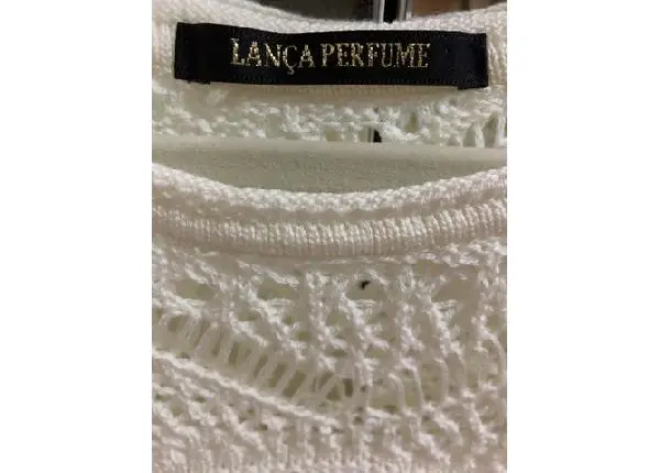 Vestido lança perfume branco