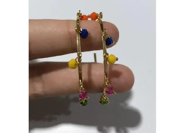 Argola com mini pingentes coloridos