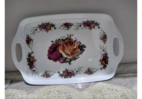 Bandeja decorada com flores.