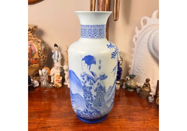 Antigo vaso em porcelana branca opaca.