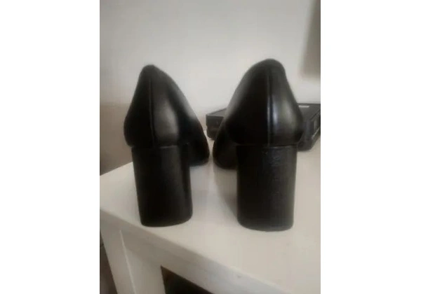 Sapato Feminino (Tamanho 35) Preto em Couro Marca Loucos e Santos
