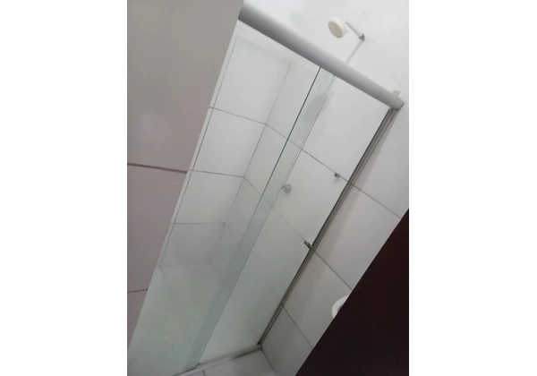 Box para banheiro bem conservado. Já está retirado do local pronto para o cliente.