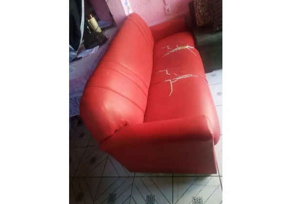 Sofá 4 lugares com marca de uso