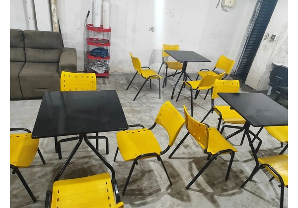 Vendo 3 mesas e 12 cadeiras plásticas, estrutura em aço galvanizado