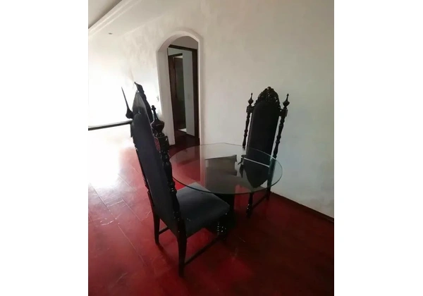 Mesa de vidro com base laqueado e 5 cadeiras no estilo Provençal laqueadas