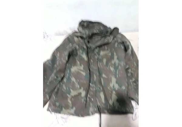 Blusa e calça camuflada da Marinha