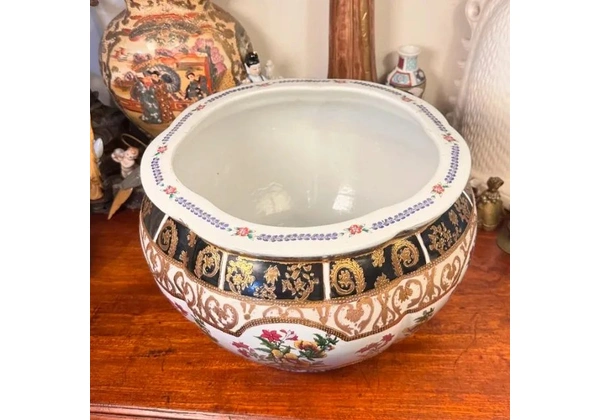 Grandioso cachepot em fina porcelana chinesa.