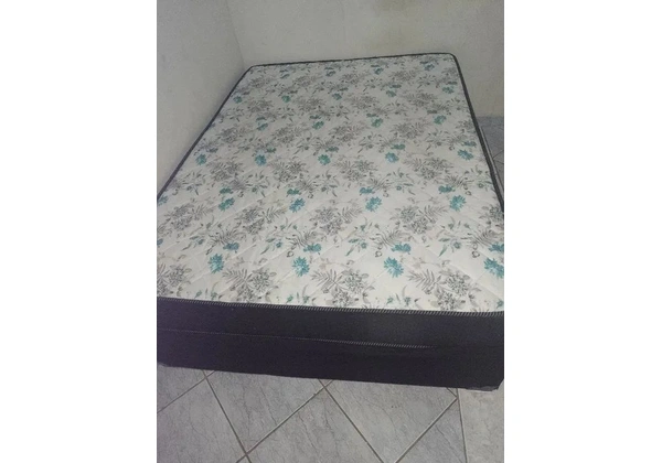 Vendo cama de casal com a base, em perfeito estado sem rasgos ou manchas