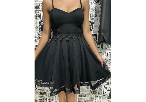 Vestido preto curto de festa