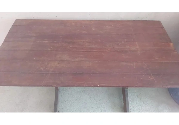 Mesa de Madeira maciça Com Avaria.