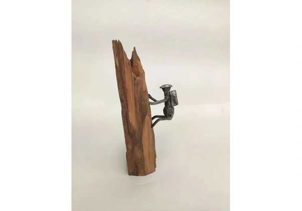Alpinista, escultura feita a mão com material sustentável