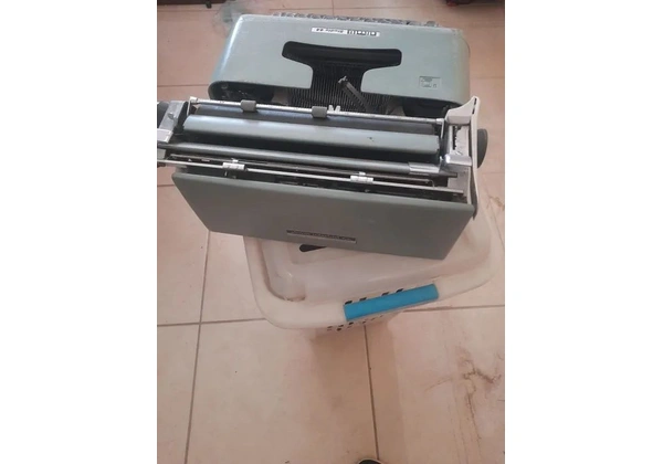 Máquina de escrever olivetti Studio 44 vintage