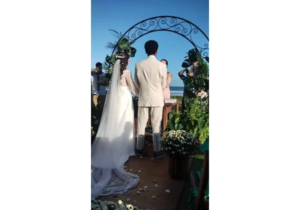 Vestido de noiva evasê com bordados - usado apenas uma vez + sapato incluso