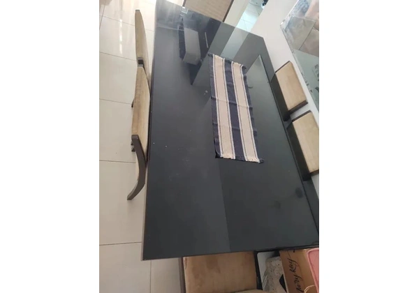 Mesa de Jantar em Madeira com Tampo de Vidro Preto