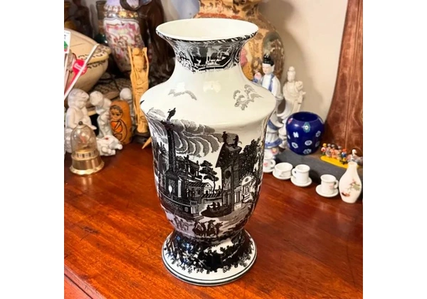 Antigo vaso em porcelana de provável procedência inglesa