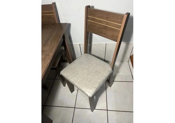 Mesa quatro com quatro cadeiras