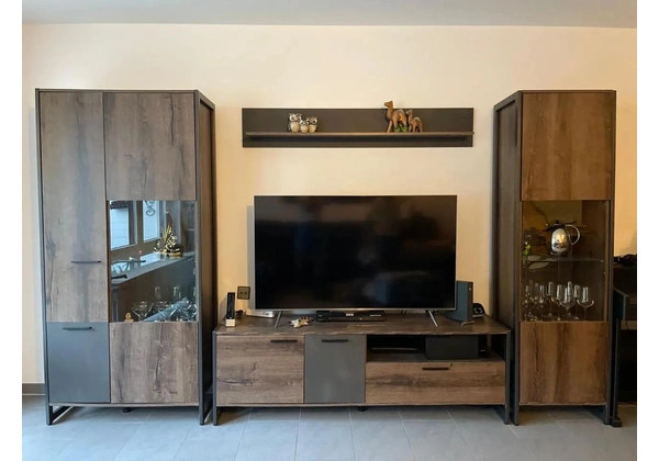 Rack para TV com 3 peças em madeira e prateleira