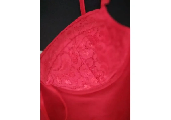 Camisola sexy com renda e abertura frontal