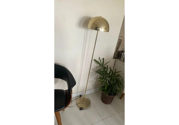 Abajur de pé dourado