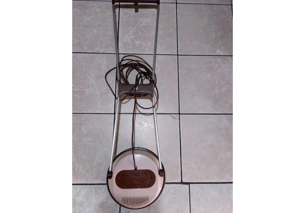 Enceradeira Eletrolux antiga funcionando em bom estado.