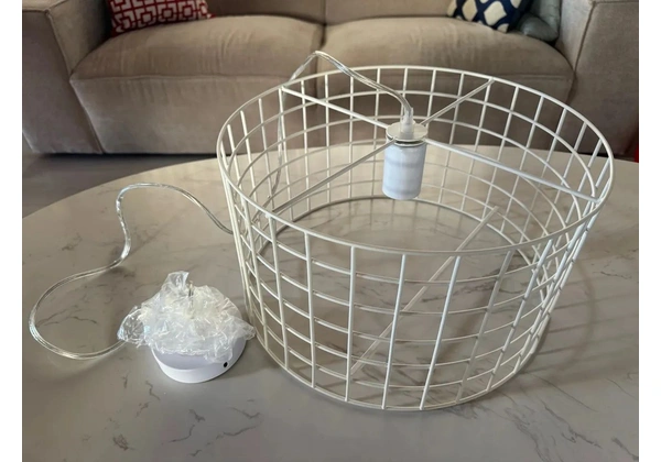 Lustre metálico branco