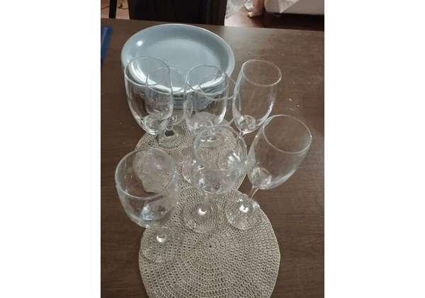 Vendo pratos de louça+ taças