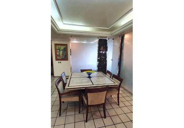 Mesa quadrada de mármore com 06 cadeiras