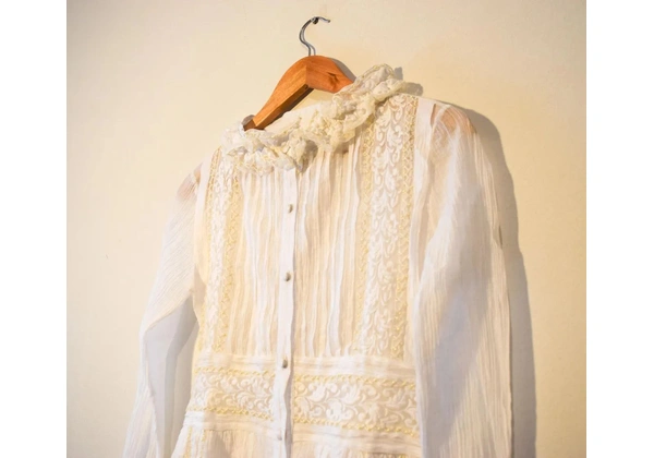 vestido branco romântico com renda e bordado, com estética vintage