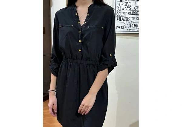Vestido preto de meia manga