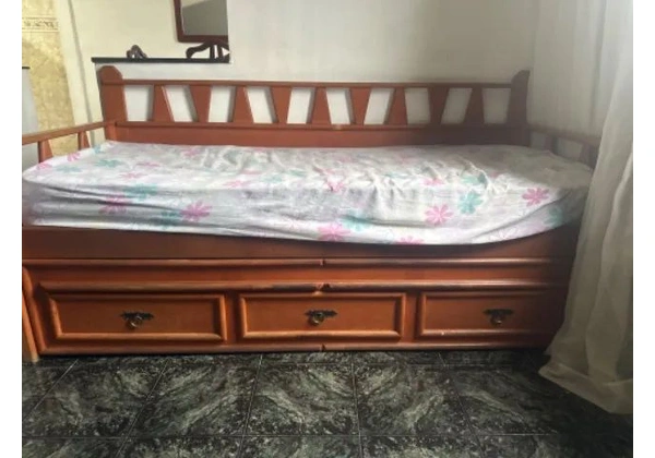 Sofá cama de madeira com 2 camas