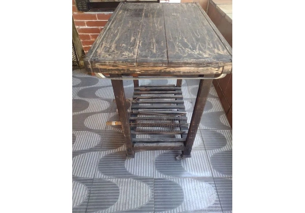 Mesa de madeira com rodinha e uma gaveta para área de churrasqueira perfeito estado!