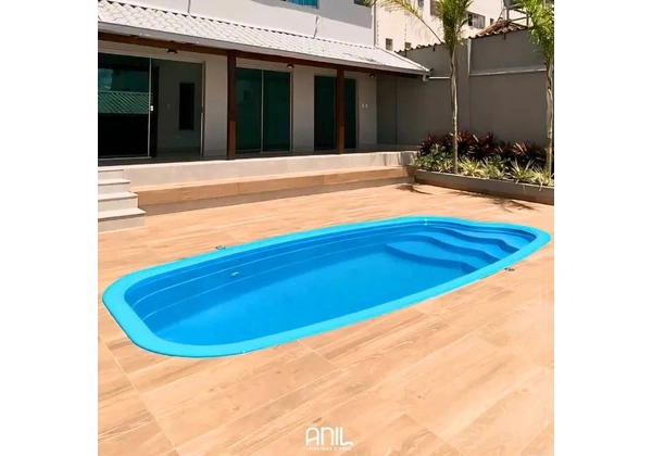 Piscina média 5, 8 metros oval com escada de fábrica em Minas Gerais