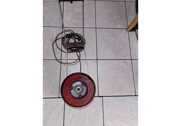 Enceradeira Eletrolux antiga funcionando em bom estado.