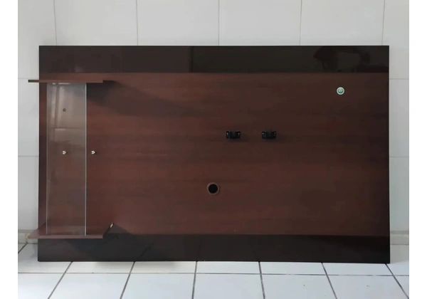 Painel para TV (até 52 polegadas) em madeira de reflorestamento, semi novo.